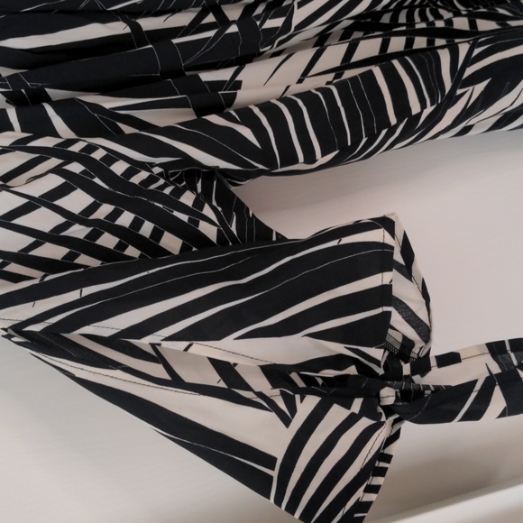 World Market Quarter Sleeve Blouse Women's Black Cream Tropical Print Size S/M - Picture 5 of 8